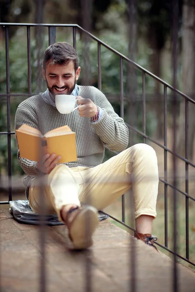 Ung Stilig Man Har Roligt När Han Sitter Trappan Framför — Stockfoto