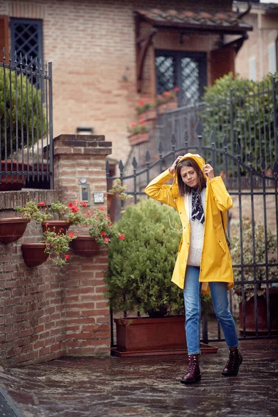 Uma Jovem Passeio Rua Dia Nublado Veste Uma Capa Chuva — Fotografia de Stock