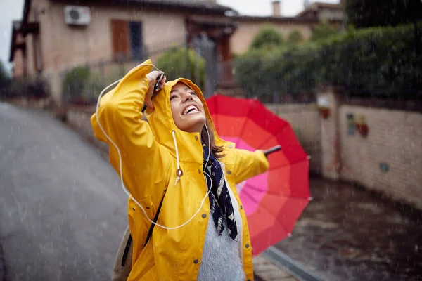 Young Girl Yellow Raincoat Pink Umbrella Who Walking Street Cloudy — Stock Photo, Image