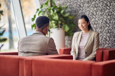 İş kadını Genç Erkek İş Bulma Adayıyla Görüşüyor