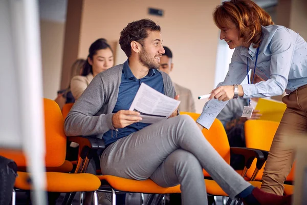 Uomo Sta Seguendo Una Presentazione Nella Sala Conferenze — Foto Stock