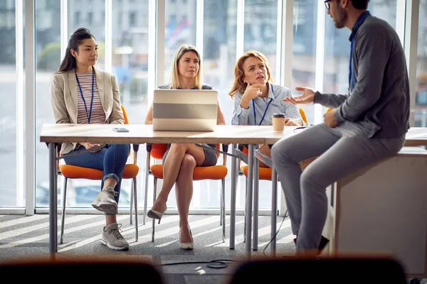 Mulheres Negócios Discussão Com Jovem Colega Escritório — Fotografia de Stock