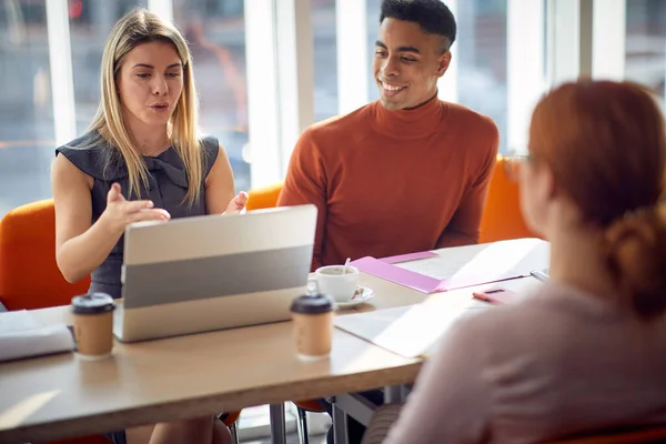 Mujer Comunicándose Con Equipo Negocios Durante Reunión Oficina — Foto de Stock