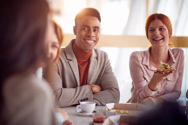 Gruppe Junger Geschäftsleute Genießt Mittagessen Restaurant — Stockfoto