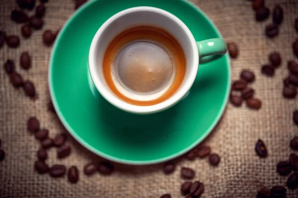Madártávlatból Egy Csésze Aromás Illatos Kávé Áll Kávézsákon Kávé Ital — Stock Fotó