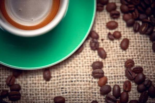 Großaufnahme Einer Tasse Aromatischen Und Duftenden Kaffees Und Kaffeebohnen Die — Stockfoto