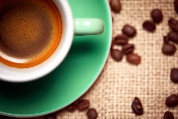 Nahaufnahme Von Aromatischen Und Duftenden Kaffee Grüne Tasse Und Kaffeebohnen — Stockfoto