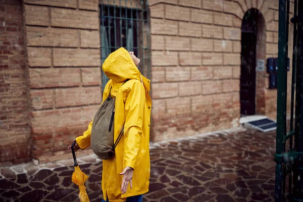 Seorang Gadis Muda Suka Merasakan Hujan Turun Pada Dirinya Sambil — Stok Foto