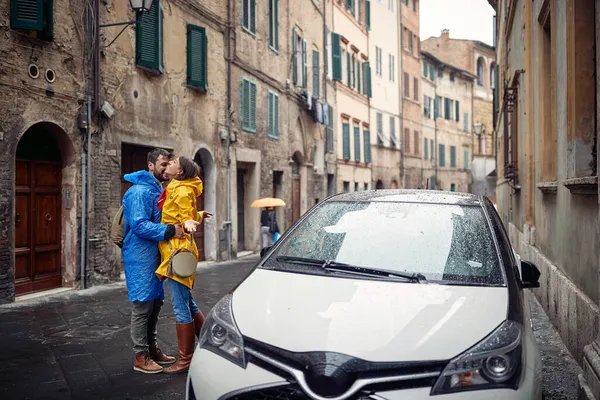 Heureux Couple Caucasien Profiter Pluie Dans Ville Ensemble — Photo