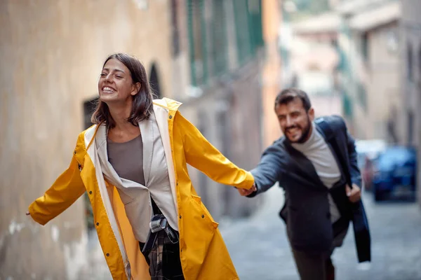 Genç Mutlu Bir Çift Neşeli Bir Atmosferde Eski Şehirde Yürürken — Stok fotoğraf