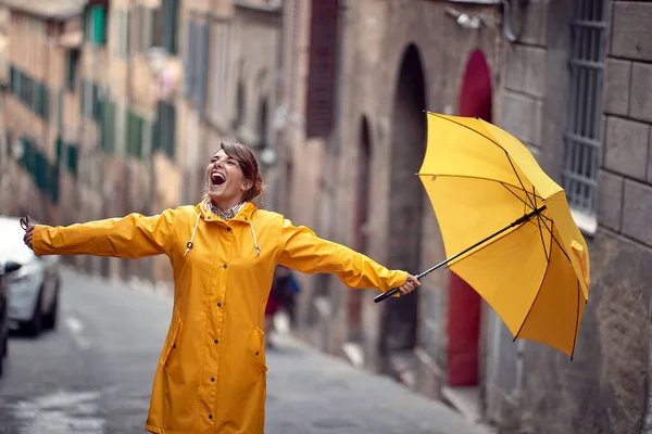 Ein Junges Aufgeregtes Und Fröhliches Mädchen Mit Gelbem Regenmantel Und — Stockfoto