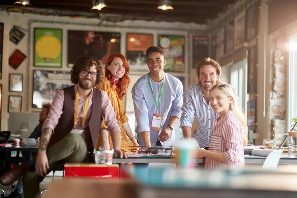 Ofiste Hoş Bir Atmosferde Çalışan Bir Grup Yaratıcı Genç Birlikte — Stok fotoğraf