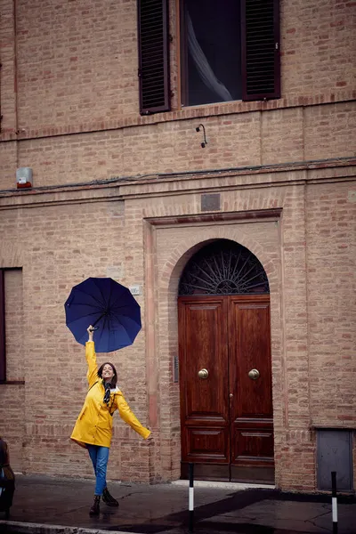 Young Handsome Woman Yellow Raincoat Umbrella Posing Photo While Walking — Stock Photo, Image