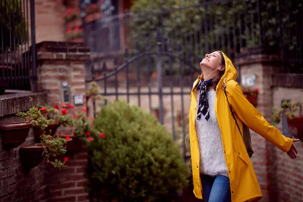 Una Joven Paseo Callejero Día Nublado Está Disfrutando Gotas Lluvia —  Fotos de Stock