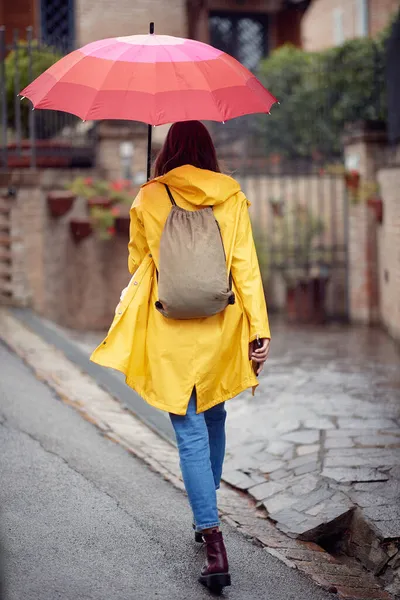 Ein Junges Mädchen Einem Gelben Regenmantel Läuft Einem Regnerischen Tag — Stockfoto