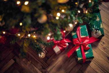 Noel ve yeni yıl akşamları hediye kutularıyla. arkaplan