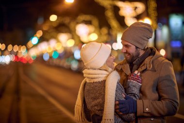 Genç çift geceleri romantik bir şekilde öpüşüyor.