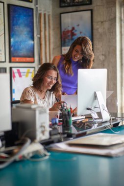 Ofiste danışmanlık yapan iki bayan meslektaşım.