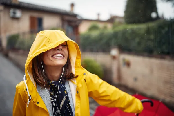 Close Dari Seorang Gadis Muda Jalan Menikmati Hujan Dan Mendengarkan — Stok Foto