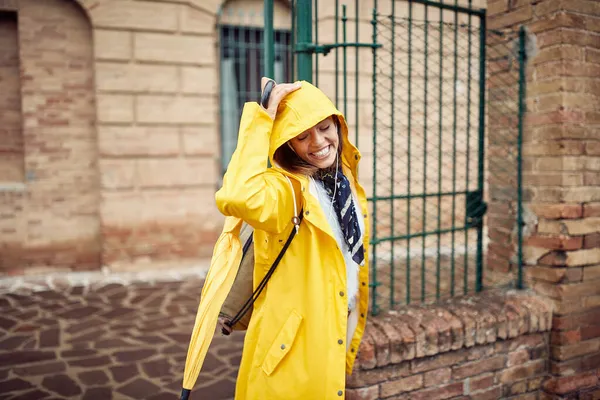 Ung Flicka Poserar För Ett Foto Medan Njuter Regnet Avslappnad — Stockfoto