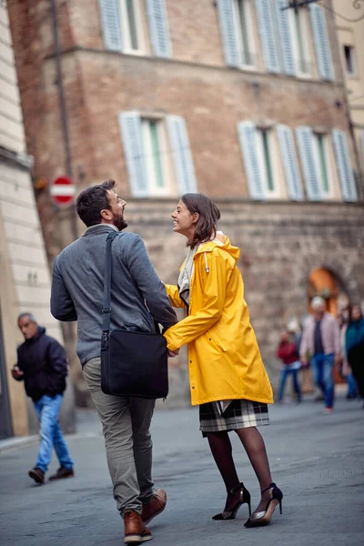Genç Bir Çift Eski Şehirde Yürürken Rahat Bir Şekilde Sohbet — Stok fotoğraf