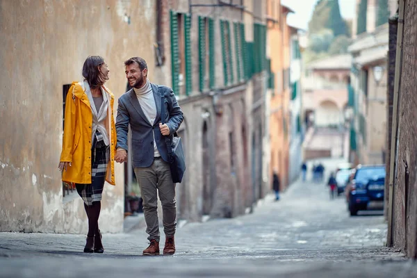 Una Giovane Coppia Innamorata Sta Chiacchierando Mentre Gode Una Passeggiata — Foto Stock