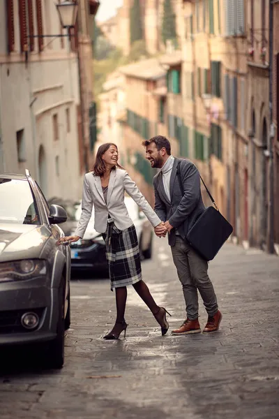 Una Pareja Joven Elegante Enamorada Está Divirtiendo Mientras Camina Por — Foto de Stock