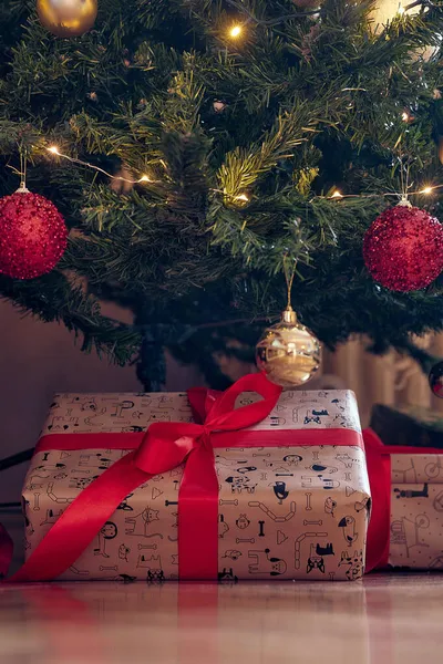 Julklappar Och Trädmagi Glödande Träd Och Gåvor — Stockfoto