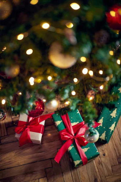プレゼント付きの美しいクリスマスツリーや装飾品 — ストック写真