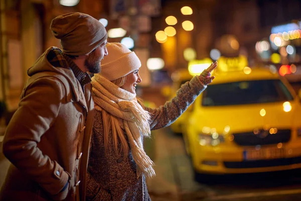 Smiling Couple Calling Taxi Street Man Woman Night Street — Stock Photo, Image