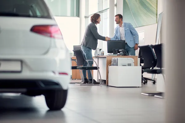 Jongeman Schudden Handen Met Verkoopagent Een Succesvolle Nieuwe Auto Kopen — Stockfoto