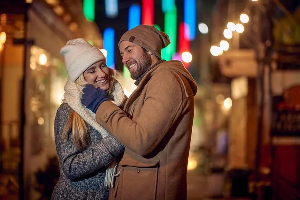 Jeune Homme Femme Souriant Marchant Dans Ville Hiver — Photo