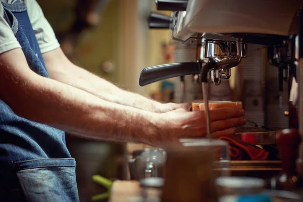 Een Barman Gebruikt Een Espressoapparaat Achter Bar Een Aromatische Geurige — Stockfoto