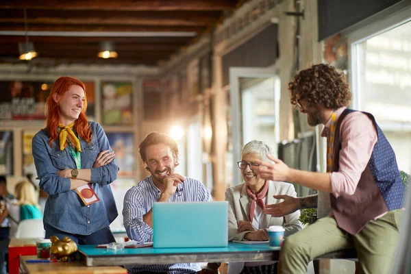 Grupo Colegas Está Divirtiendo Mientras Contenido Una Computadora Portátil Ambiente — Foto de Stock