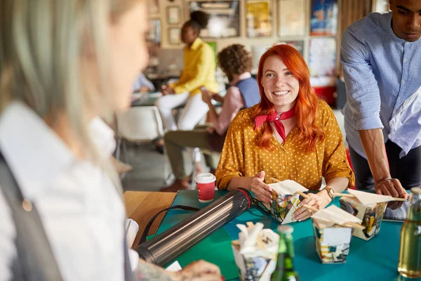 Lindo Caucásico Pelirroja Hembra Hablando Sonriendo Colegas Trabajo Almorzando Comiendo — Foto de Stock