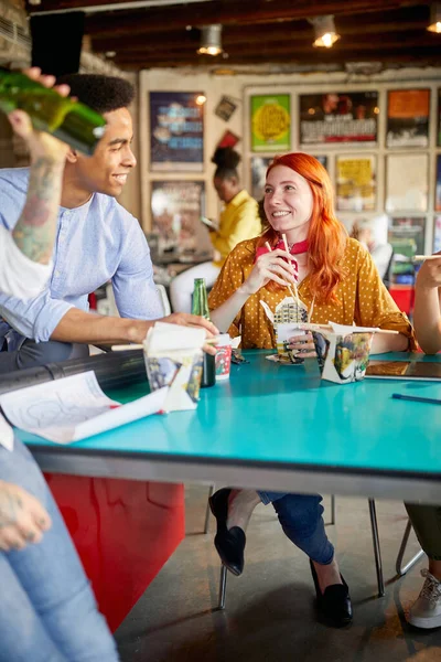 Colleghi Lavoro Razza Sesso Diversi Pausa Pranzo Mangiare Cibo Cinese — Foto Stock