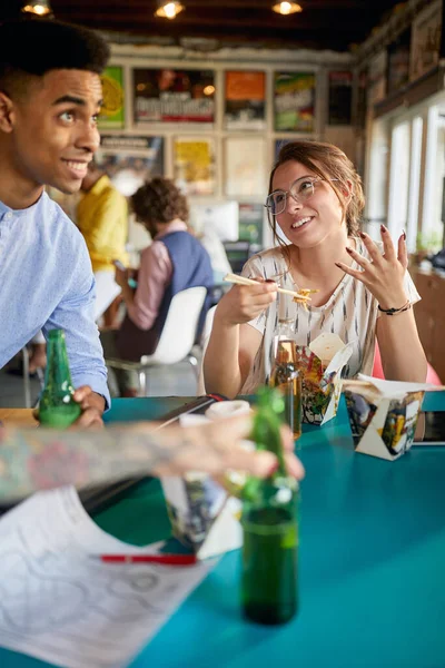 Grupo Funcionários Que Almoçam Trabalho Comendo Comida Chinesa Conversando Sorrindo — Fotografia de Stock