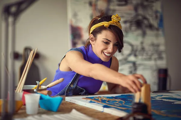 Μια Νεαρή Γυναίκα Καλλιτέχνης Χρησιμοποιεί Διαφορετικές Τεχνικές Όταν Εργάζεται Μια — Φωτογραφία Αρχείου