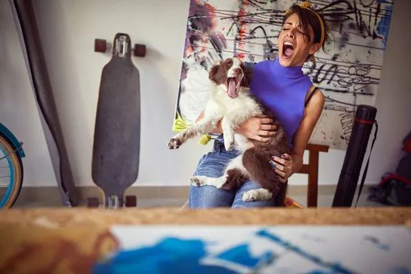 Eine Junge Künstlerin Und Ihr Hund Gähnen Während Sie Ihrem — Stockfoto