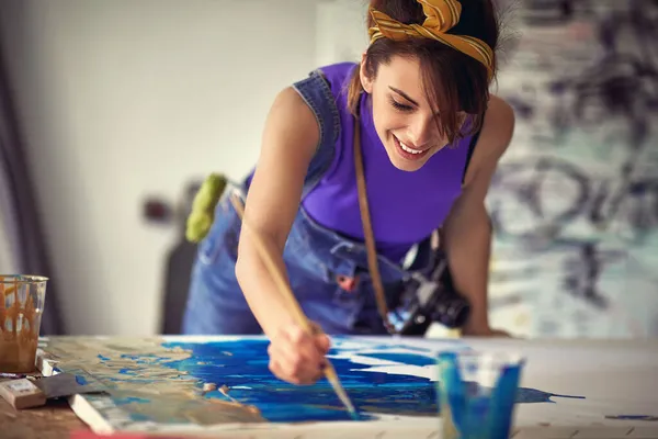 Atölyesinde Hoş Bir Atmosferde Çalışan Genç Bir Kadın Sanatçının Yakın — Stok fotoğraf