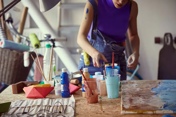 Lugar Trabajo Colorido Desordenado Una Joven Artista Que Está Disfrutando — Foto de Stock
