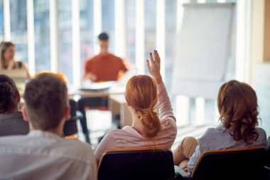 Katılımcılar konferans odasındaki çalışma ortamında bir iş konferansına odaklanmış durumdalar. İş, insanlar, şirket.
