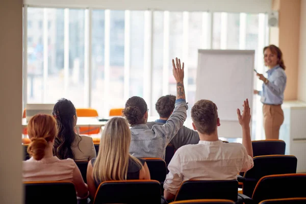 Grupo Empleados Siguen Una Presentación Sala Conferencias —  Fotos de Stock