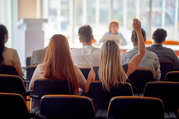 Una Giovane Donna Affari Vuole Fare Una Domanda Ambiente Lavoro — Foto Stock