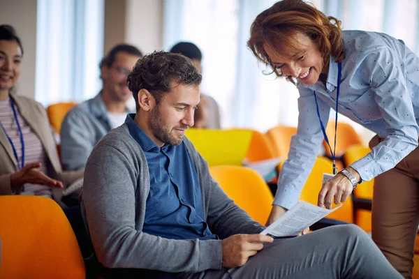 Smiling Women Förklarar Medarbetarpresentationen Konferensrummet — Stockfoto