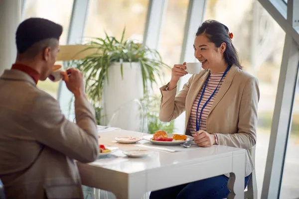 Eine Junge Frau Trinkt Der Mittagspause Entspannter Atmosphäre Während Einer — Stockfoto