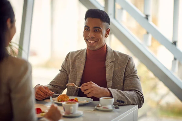 Hombres Negocios Afroamericanos Sonrientes Almorzando Cafetería Oficina — Foto de Stock