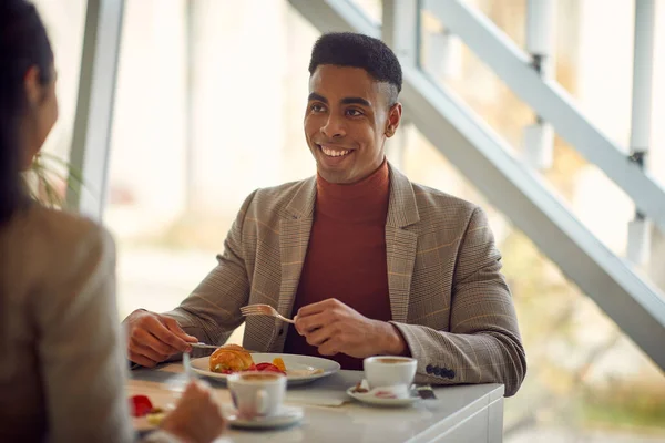 Sorridente Afro Americano Uomini Affari Che Pranzano Mensa Ufficio — Foto Stock