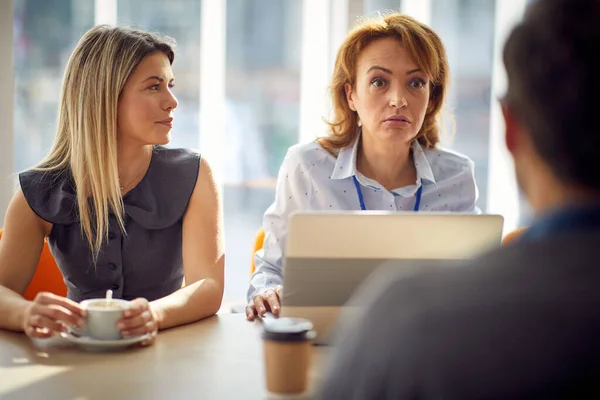 Weibliche Führungskraft Kommuniziert Mit Ihrem Geschäftsteam Während Eines Meetings Büro — Stockfoto