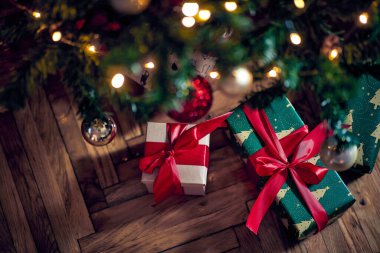 Noel ağacı ve süsleriyle güzel bir hediye..